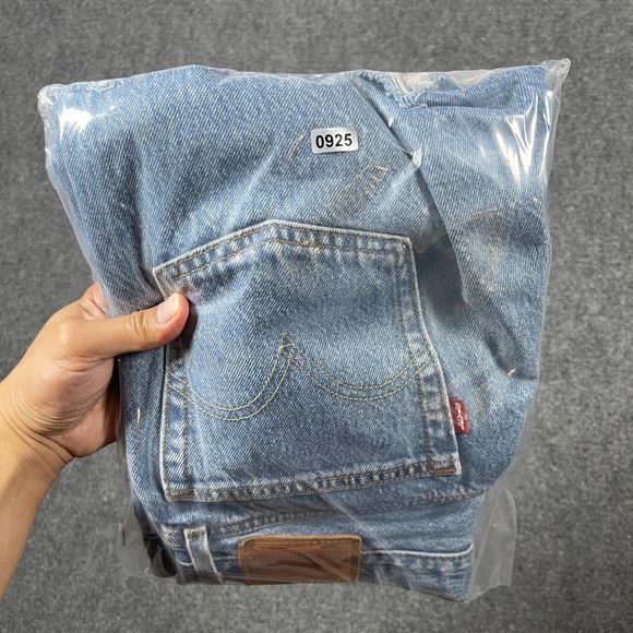 Levis 501 Light Wash Denim Cut Off Frayed Hem Shorts Womens Size 27 0925 - Picture 11 of 11